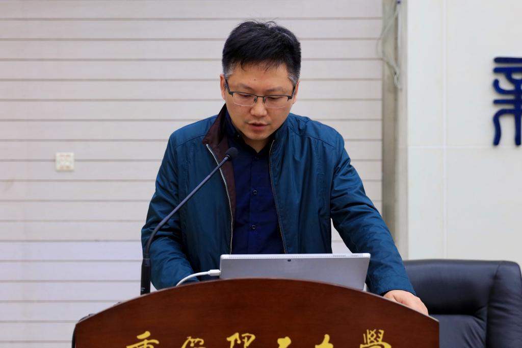 信息中心主任李彦作报告