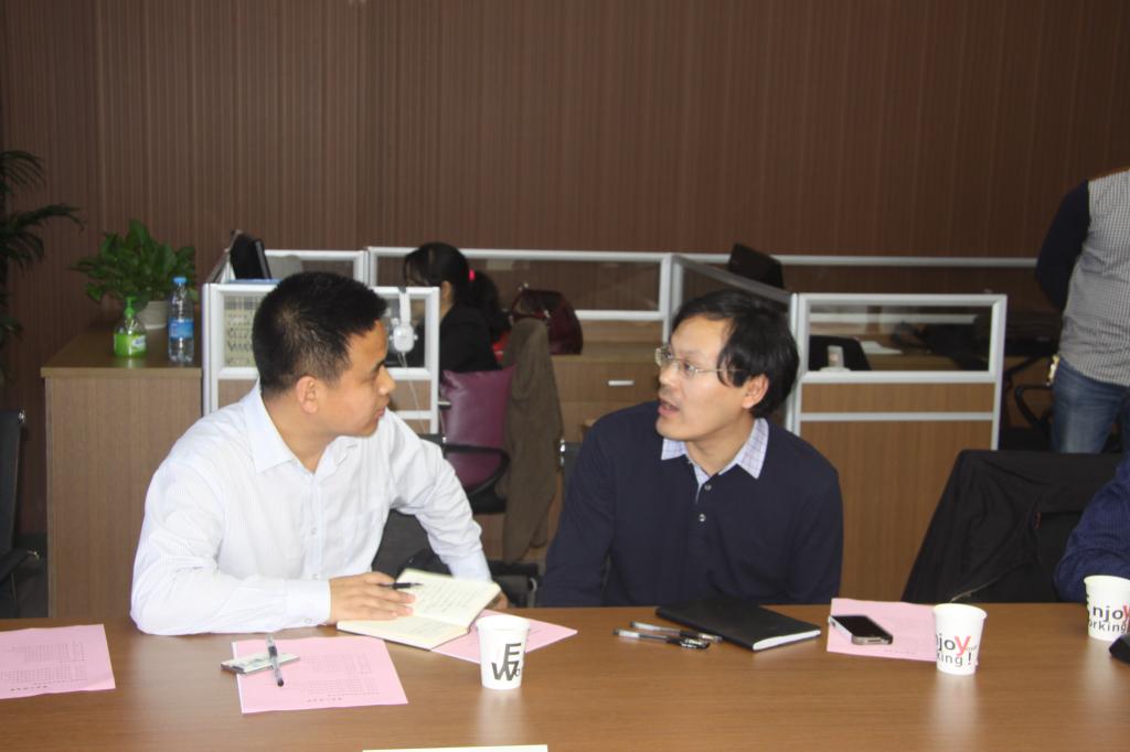 与会人员热烈交流