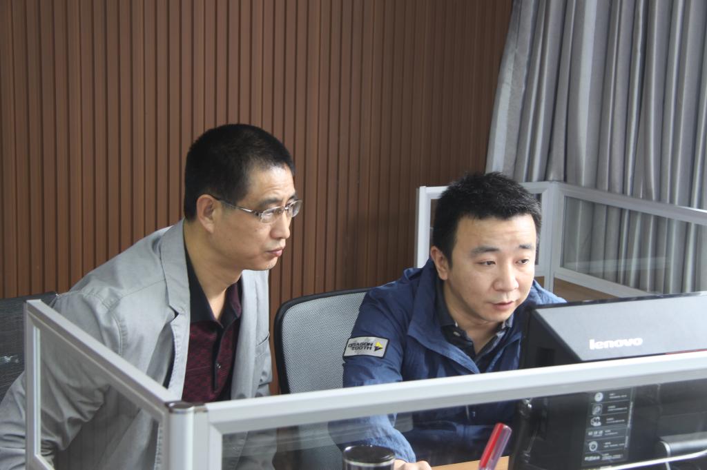 与会人员热烈交流